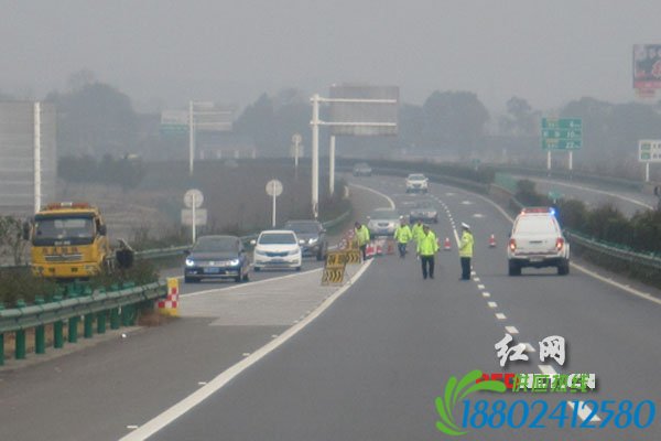 长沙高速交警开展危险化学品运输车辆发生突发事故演练