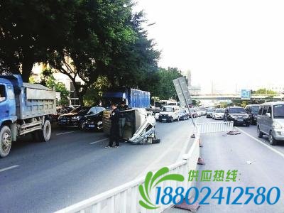 面包车司机犹豫上不上高架桥 分神撞上护栏侧翻