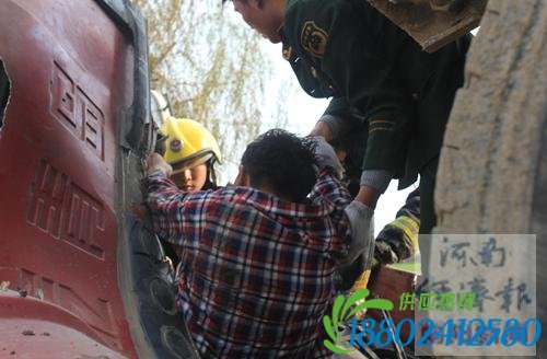 邓州裴营载40吨油罐车与货车追尾 造成一死一重伤