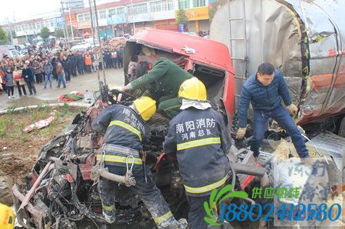 邓州裴营载40吨油罐车与货车追尾 造成一死一重伤