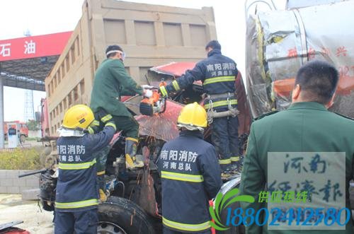 邓州裴营载40吨油罐车与货车追尾 造成一死一重伤