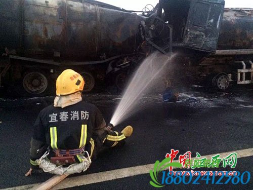 油罐车追尾硫酸车 消防十几秒救司机(图)
