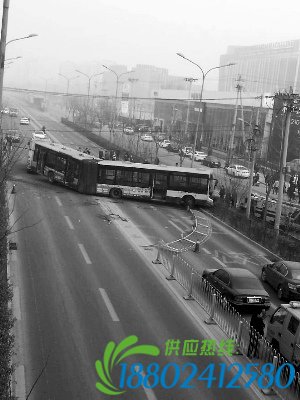 公交车撞倒隔离护栏横截北京朝阳路 两乘客受伤
