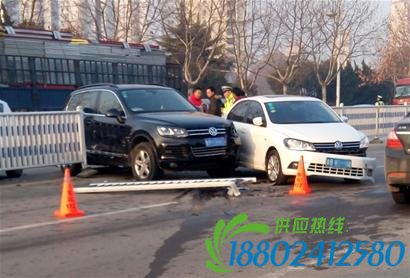 西海岸十车相撞护栏被撞断 疑因地面湿滑