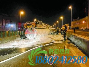 危急！油罐车侧翻 数吨汽油泄漏