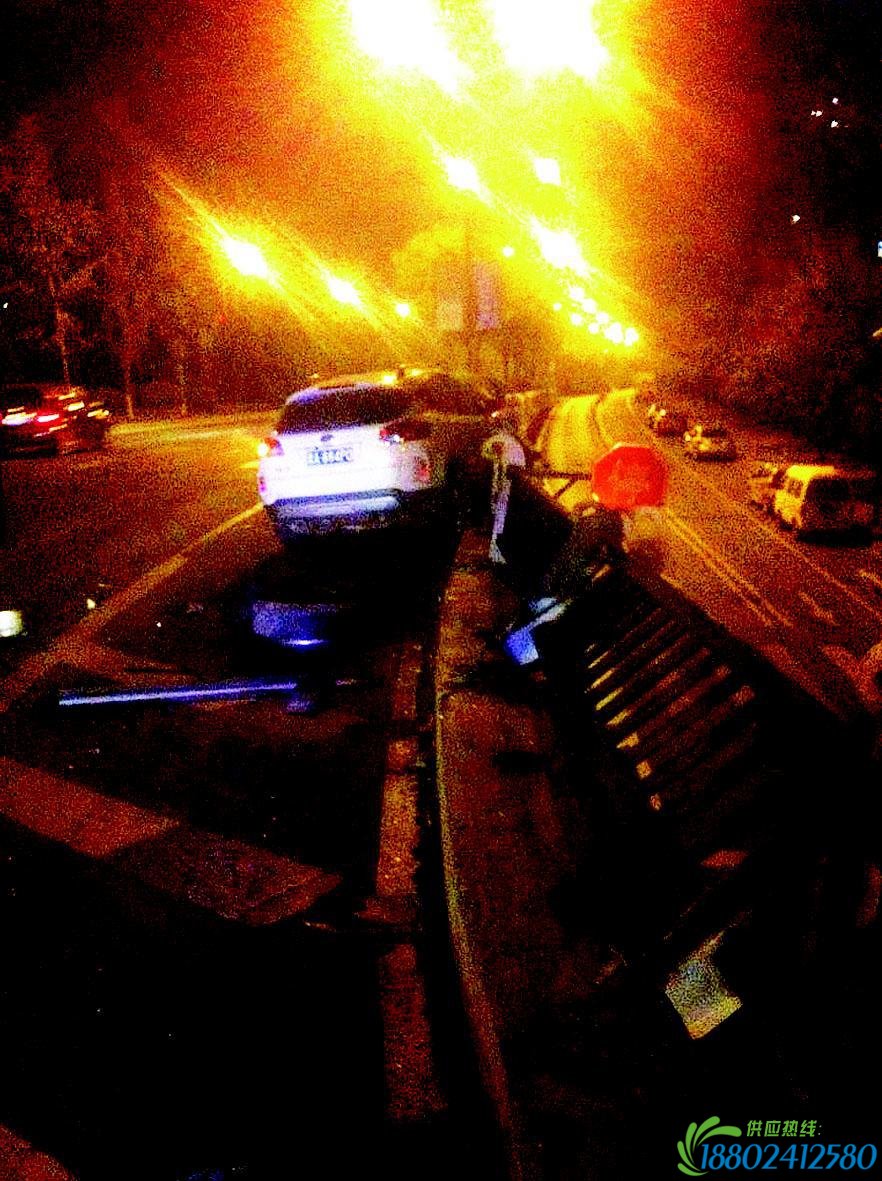 避险失控 车撞护栏