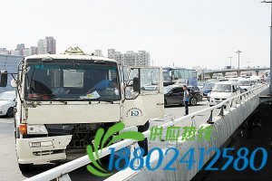 天津一油罐车躲车失控高架路上撞护栏 