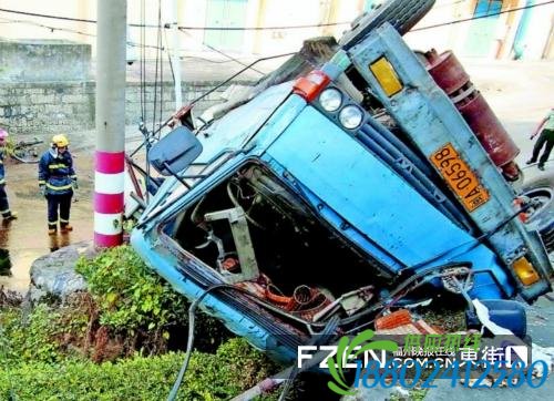 油罐车避开校车侧翻５吨重油泄漏 保住一车孩子