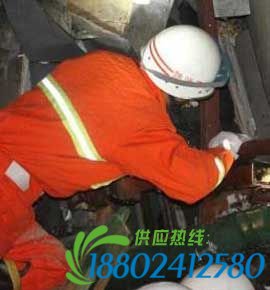 图为消防救援人员正在破拆列车车厢铁皮。