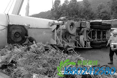 油罐车侧翻压小车