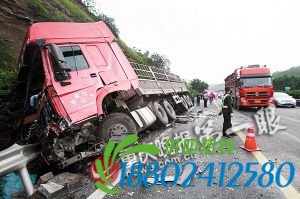 一辆大货车冲开护栏掉进排水沟里