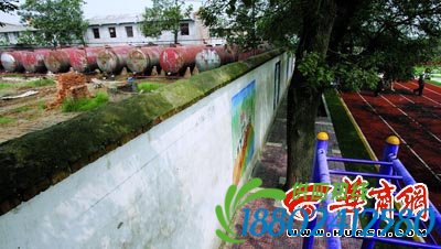 1500师生举行开学典礼 50米外储油罐突爆炸(图)