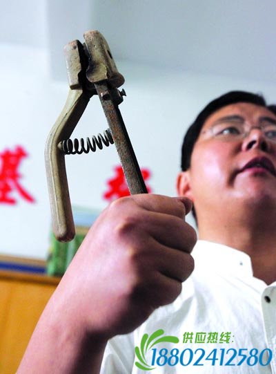 1500师生举行开学典礼 50米外储油罐突爆炸(图)