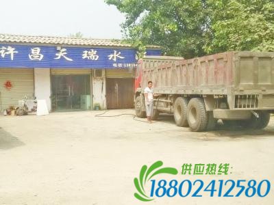 悬挂经销水泥招牌的黑加油点