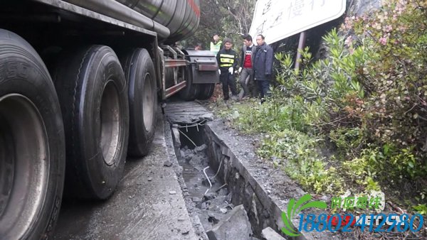 油罐车司机疲劳驾驶冲出路肩 幸好车上没装燃油
