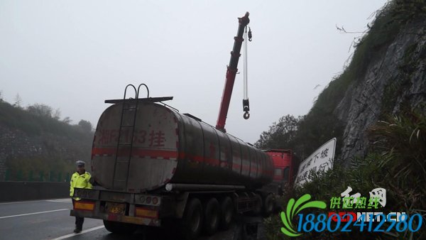 油罐车司机疲劳驾驶冲出路肩 幸好车上没装燃油