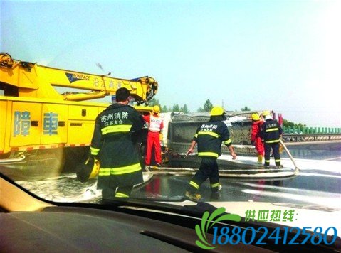油罐车高速爆胎侧翻，警方紧急救援 