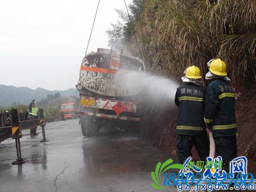 17吨油罐车侧翻引发汽油泄漏 信丰县多部门联动