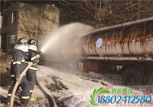 废弃油罐车起火 罐体向外冒气体 消防官兵迅速化解险情