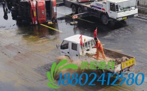 45吨豆油洒高速跐溜滑
