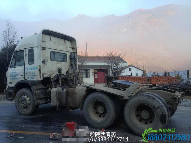 陕西载35吨汽油罐车侧翻 致宝成铁路中断8小时