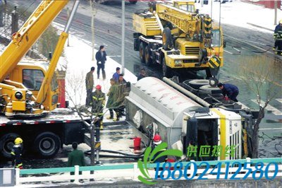 北京门头沟油罐车侧翻洒出大量汽油(图)