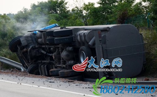 沪昆高速8吨油罐车高速上侧翻 救援时突发大火