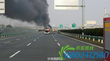 沪昆高速一油罐车追尾装硫酸槽罐车nbsp;现场浓烟