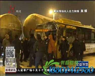 哈尔滨货运油罐列车与公交车相撞导致火车一节车厢脱轨