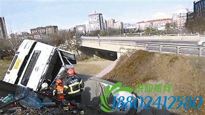 水泥罐车侧翻 被困司机获救
