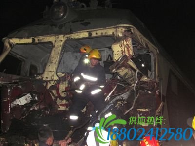 凌晨抢穿道口 货车与火车相撞