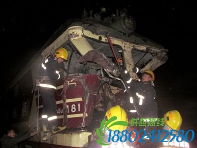 凌晨抢穿道口 货车与火车相撞