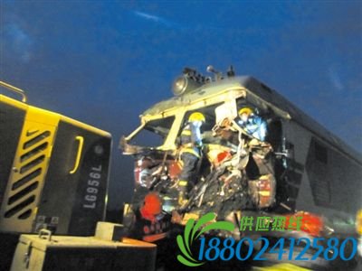 凌晨抢穿道口 货车与火车相撞