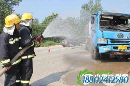 亳州一汽油罐车与小货车相撞  消防员高温下紧急救援