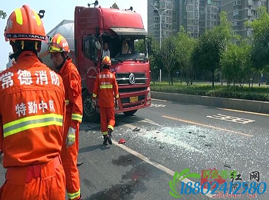 常德一油罐车追尾货车 所幸30吨柴油未泄露