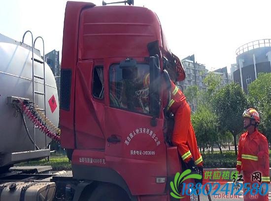 常德一油罐车追尾货车 所幸30吨柴油未泄露