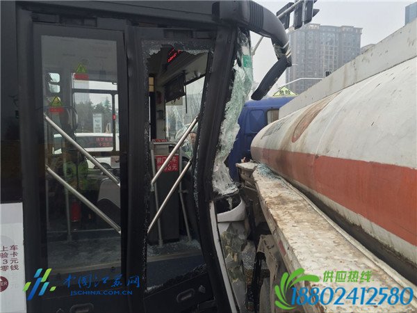 【南京】公交车拦腰撞上油罐车 一人受伤