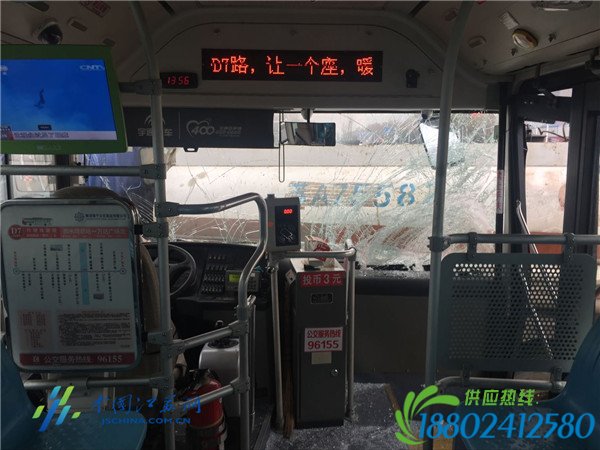 南京一公交车撞上油罐车 一人受伤(图)