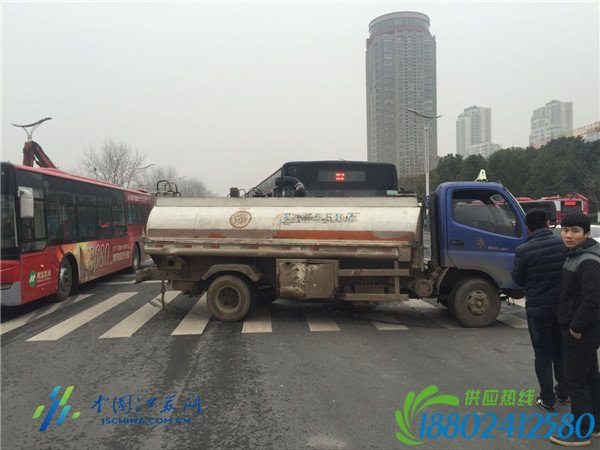 南京一公交车撞上油罐车 一人受伤(图)