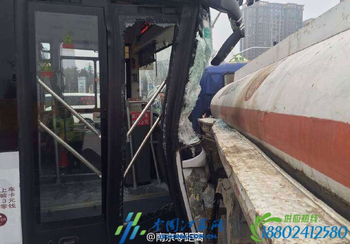 突发：南京一公交车撞上油罐车 一人受伤
