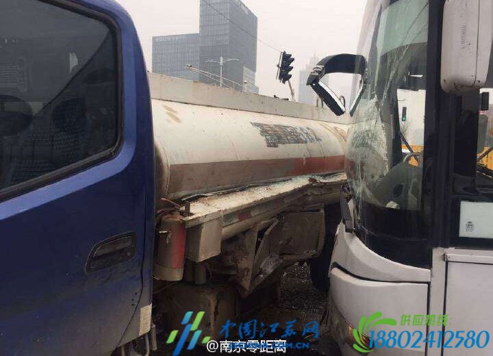 突发：南京一公交车撞上油罐车 一人受伤