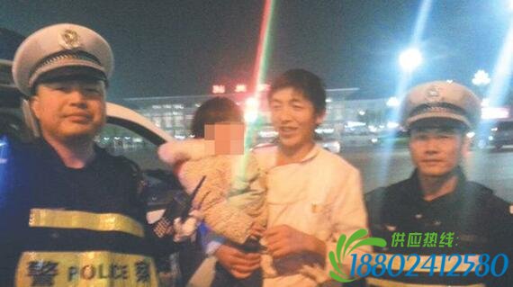 女童晚上独闯马路险被车撞 荆州协警勇救小女孩