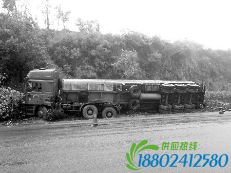 油罐车侧翻 消防急排险