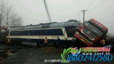 河南汝州货车与拉煤火车相撞 现场已被拉起警戒