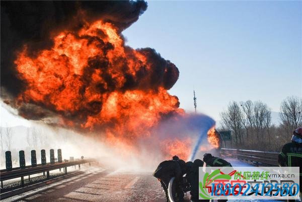北京油罐车爆炸险象环生 多部门联动成功化解险情