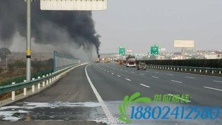 沪昆高速一油罐车追尾装硫酸槽罐车 现场浓烟滚滚
