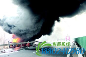 油罐车冲断护栏翻进沟汽油泄漏火苗蹿起十多米