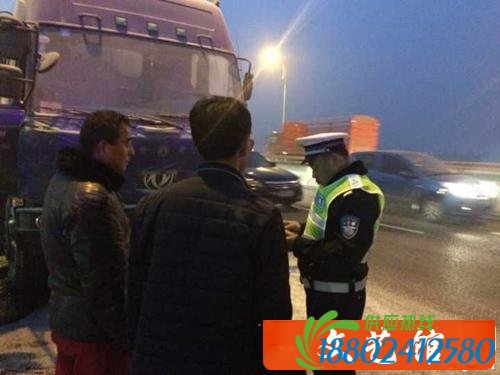 据了解，这辆甘m18892风险品运输车，事发时车上共运有23吨95号汽油，从六村堡下高速后准备送往左近的油库，没想到行驶到事发路段时车前部忽然失火，万幸控制及时，并未有人伤亡。经初部核对，失火缘由是车辆发起机上附着的油着火（车辆前部），目前沣东公安分局己赶到现场中止调查，辖区交警未央大队民警也正在对车辆手续、行驶线路等状况中止检查。