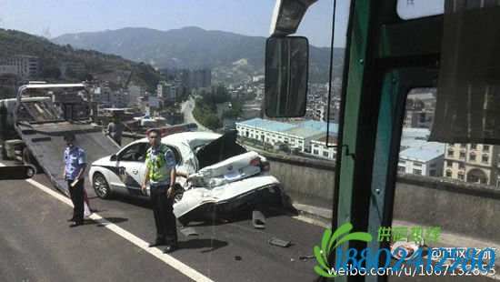 警车被追尾网友供图