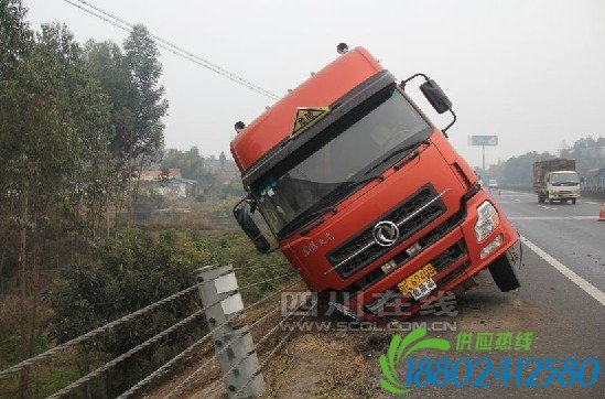 20吨柴油罐车高速公路侧翻 德阳消防5小时排险